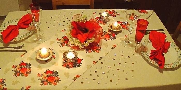 Стол сервированный к романтическому ужину