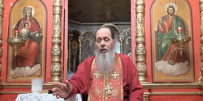 Православный священник в храме