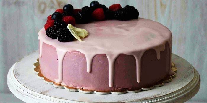 Торт с глазурью из белого шоколада и ягодами