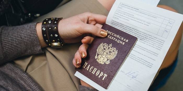 Паспорт и справки в руках у девушки