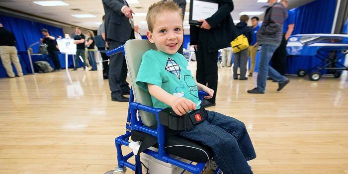 Мальчик в инвалидном кресле