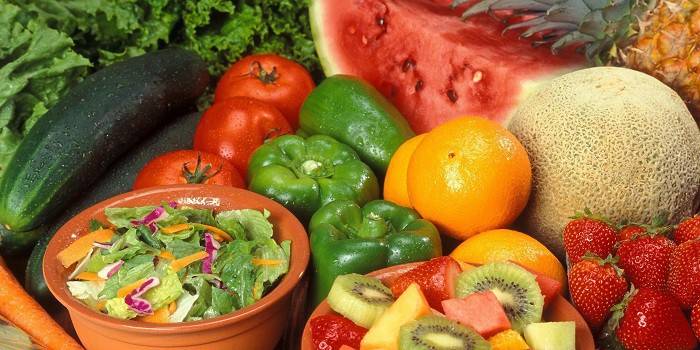 Овощные и фруктовые салаты в тарелках, фрукты, ягоды и овощи