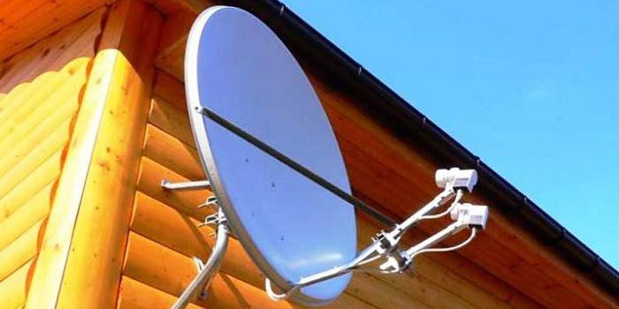 Спутниковая антенна на стене частного дома