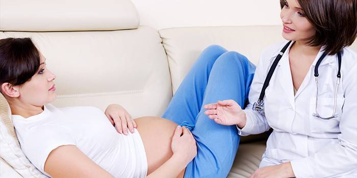 Беременная беседует с врачом