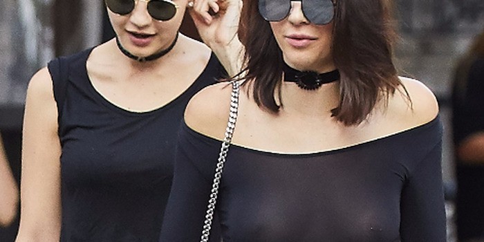 problema-vidno-cherez-bluzku-stoyat-soski-ebut-devushku-tolpoy-muzhikov-video