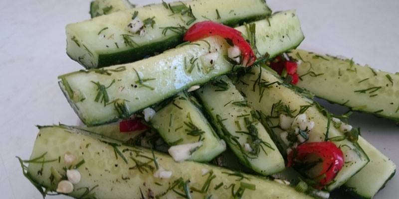 Малосольные огурцы с укропом