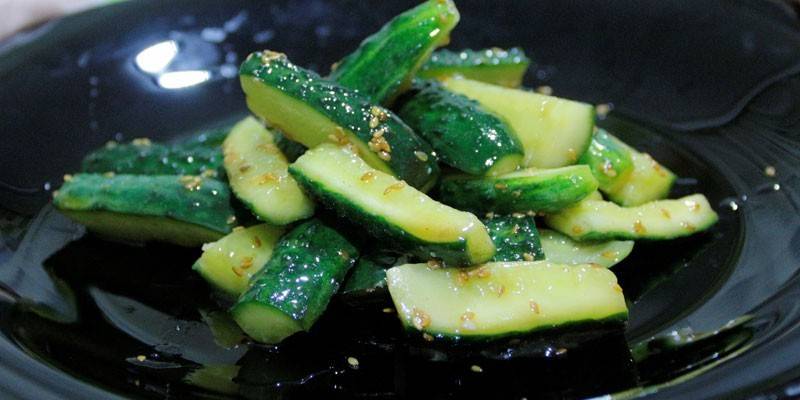 Малосольные огурчики с кунжутом