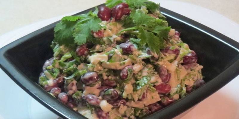 Печеночный салат с солеными огурцами и фасолью