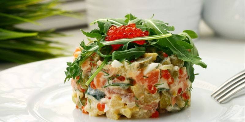 Салат с креветками и красной икрой