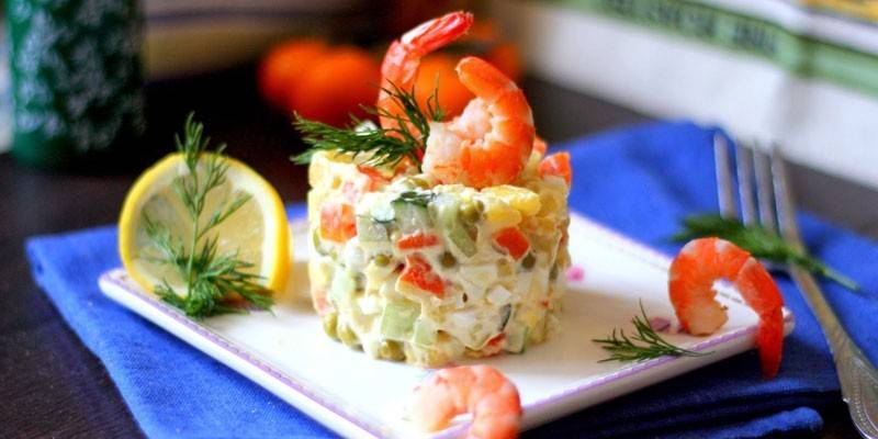 Оливье с креветками и авокадо