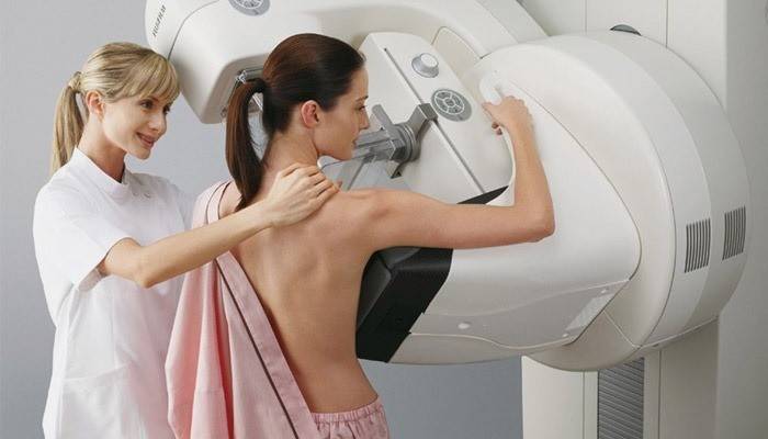 Процедура обследования на маммографе