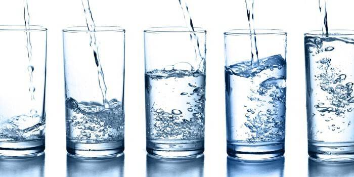 Вода в стаканах