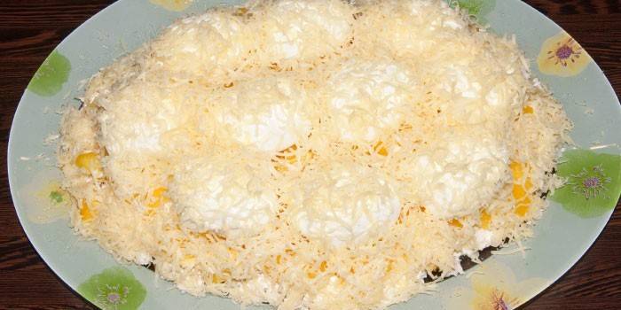 Снежные сугробы с колбасой