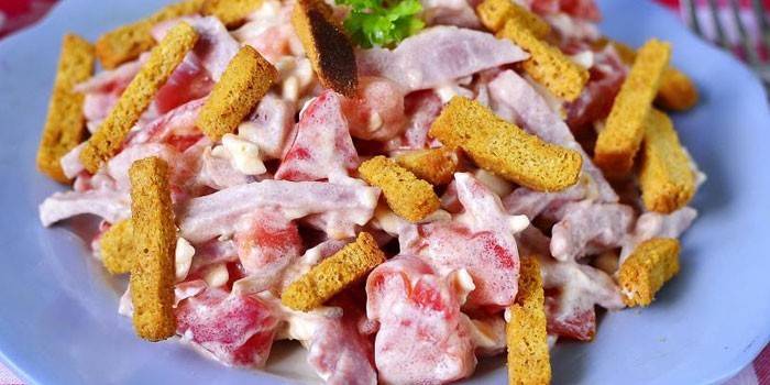 Салат с колбасным сыром и сухариками