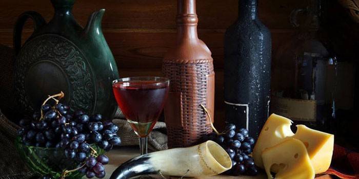 Виноград, чача в бокале и сыр