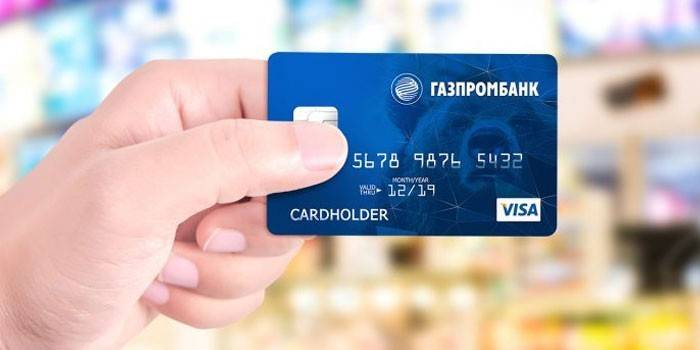Пластиковая карточка Газпромбанка в руке