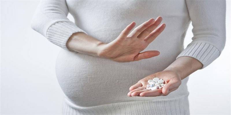 Беременная женщина отказывается от медикаментов