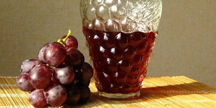 Бутылка с брагой и виноград