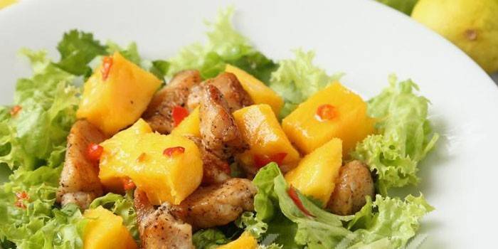 Салат с манго и жареным куриным мясом