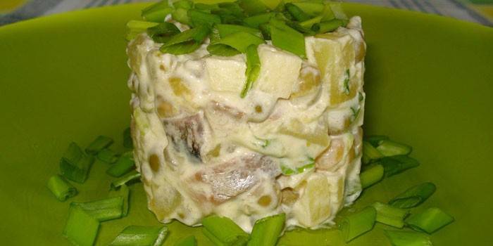 С использованием копченой скумбрии и горошка