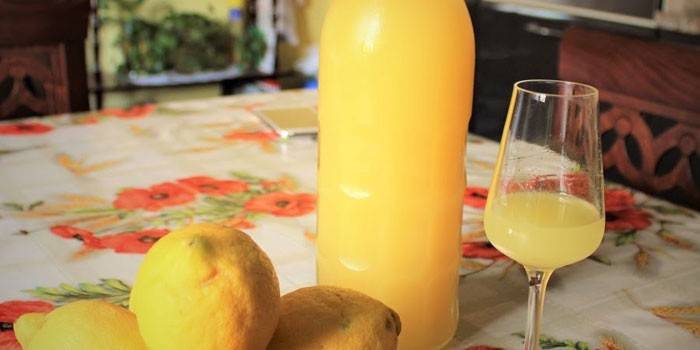 Лимончелло в бутылке и рюмке