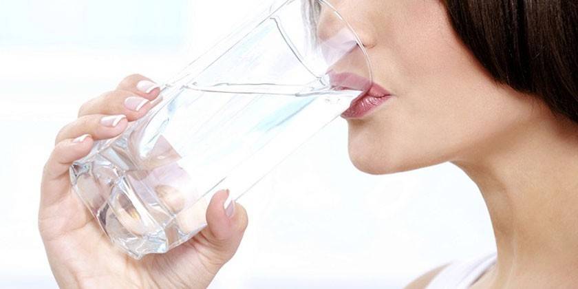 Женщина пьет воду