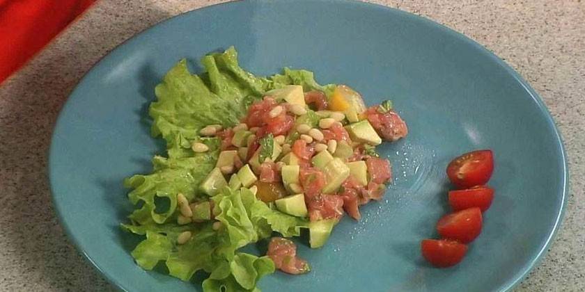 Салат с авокадо и форелью