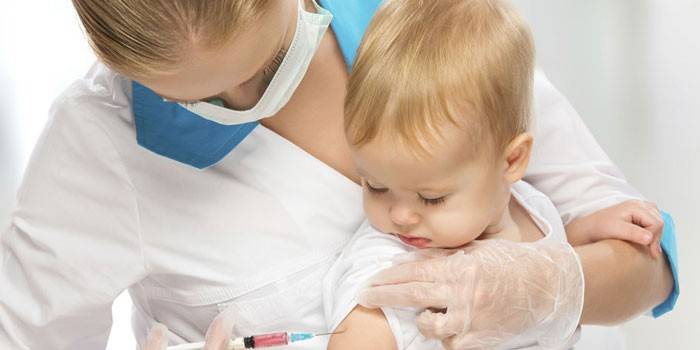 Медсестра делает прививку ребенку