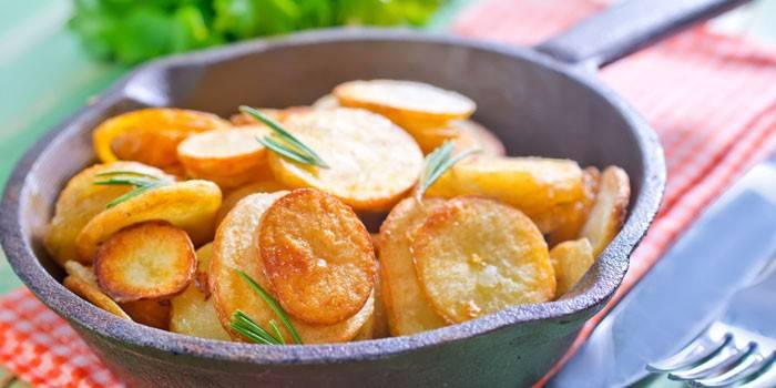 Жареный картофель в сковороде