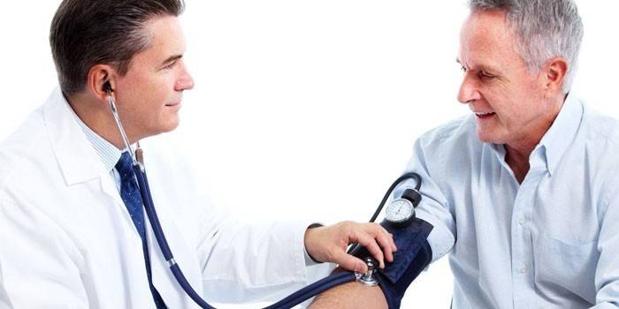 Медик измеряет артериальное давление пациенту