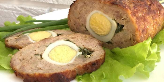 Мясной рулет с яйцом и сыром