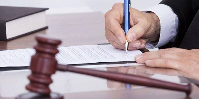 Судья подписывает документы