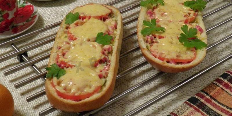 На багете с начинкой из курицей