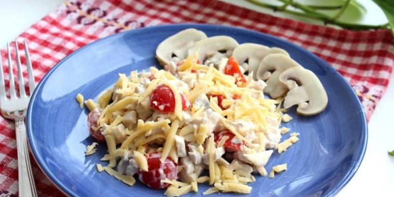 Картофельный салат с сельдереем и куриным филе
