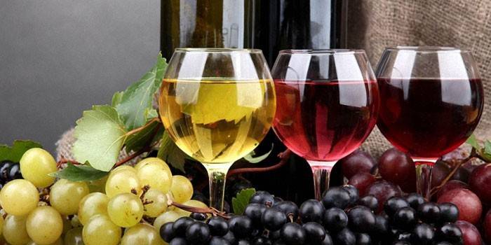 Три бокала с вином и виноград