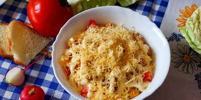 Салат с колбасным сыром и помидорами