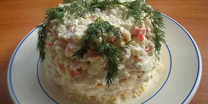 Салат с колбасным сыром и крабовыми палочками