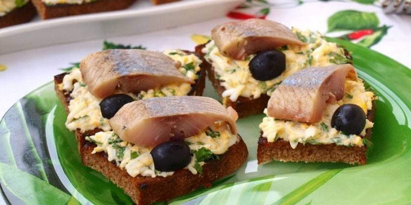 Гренки с селедкой