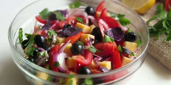 Овощной салат с томатами и маслинами