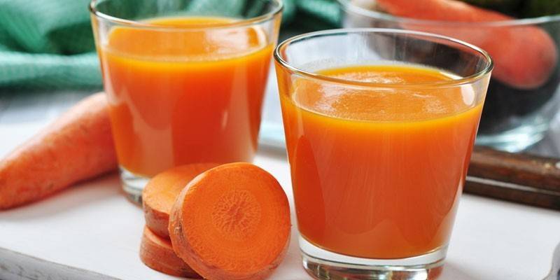 Морковный сок в стаканах