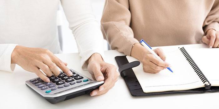 Люди работают с документами