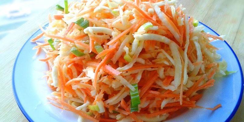 Из корня с морковью, яблоками и зеленым луком
