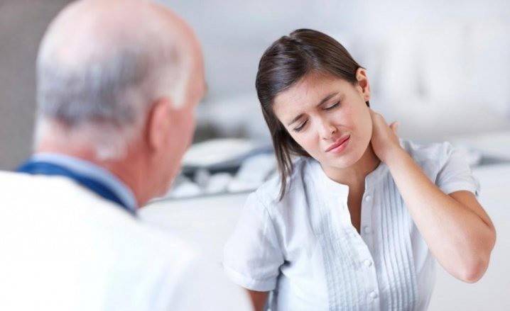 Девушка жалуется врачу на боли в шее