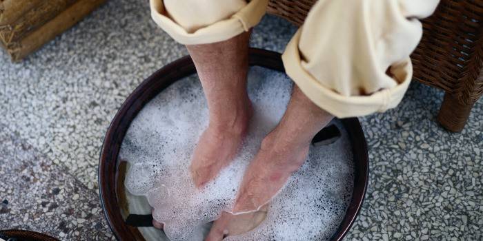 Мужчина делает ванночку для ног