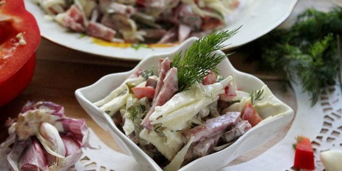 Салат из капусты и копченой колбасы
