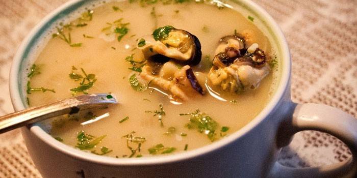 Суп с морепродуктами и грибами