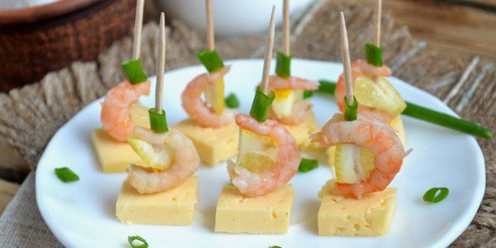 Канапе с креветками и сыром