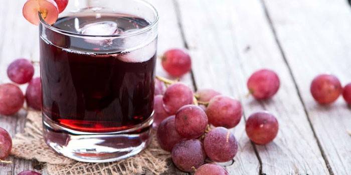 Стакан с виноградным соком