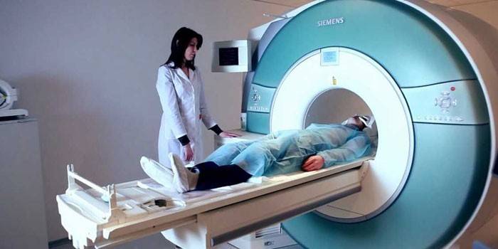 Пациенту делают томографию