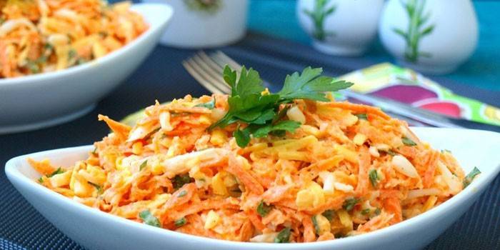 Салат с колбасным сыром и морковью